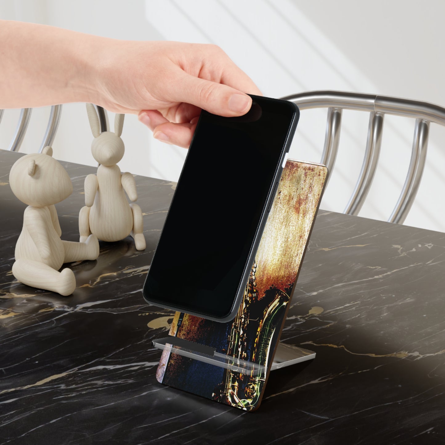 Saxophone Art Phone Stand – Vintage Music Smartphone Display