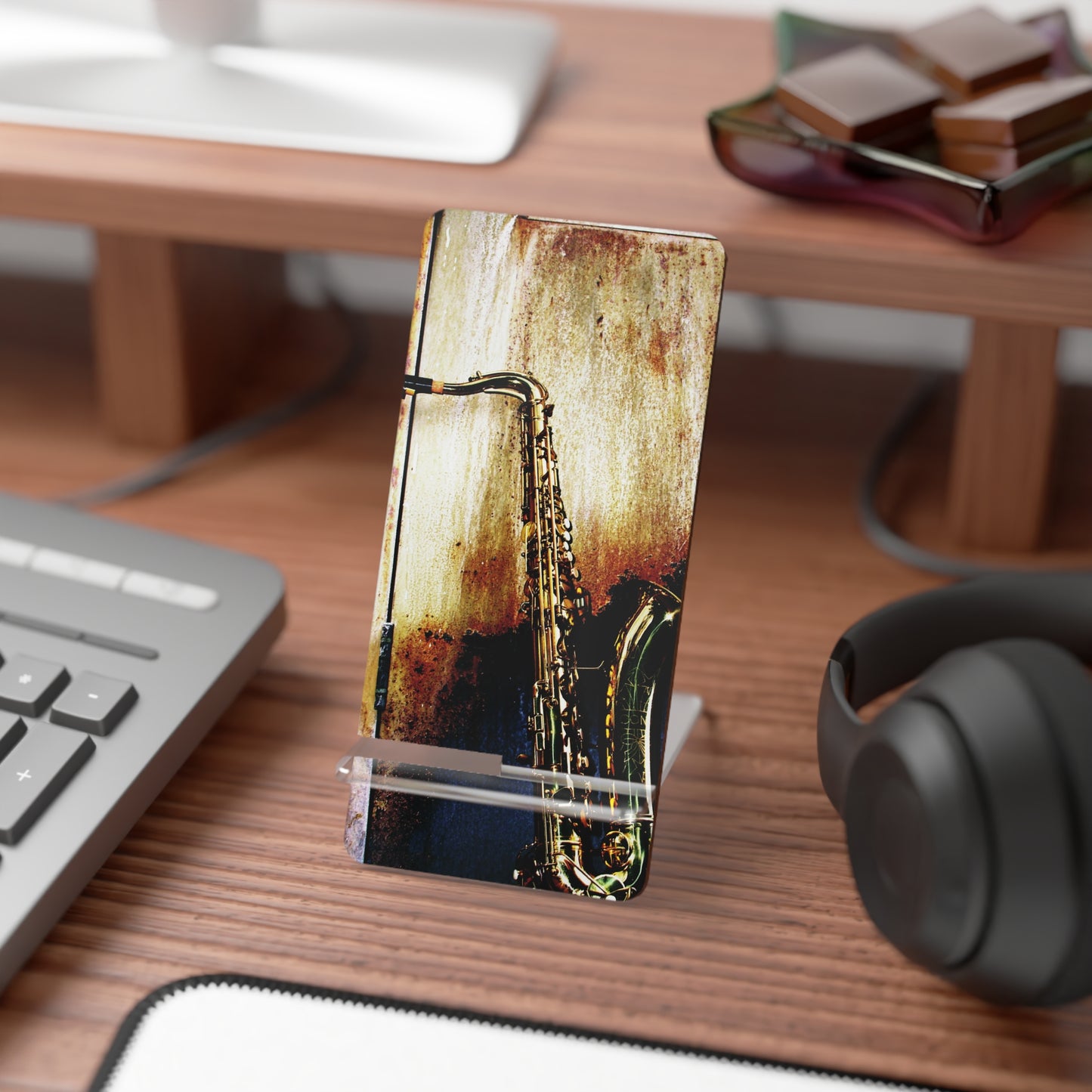 Saxophone Art Phone Stand – Vintage Music Smartphone Display